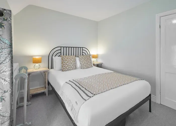 Nyaraló Host & - Lop Hall *