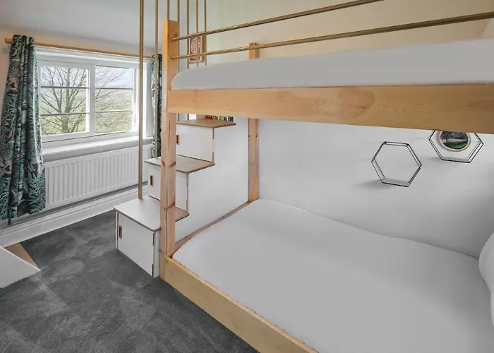 Host & - Lop Hall Nyaraló